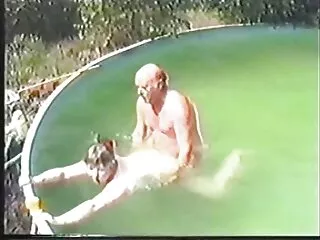 武装した女の子の顔はあなたと暗いです彼女 鈴木 一徹 動画